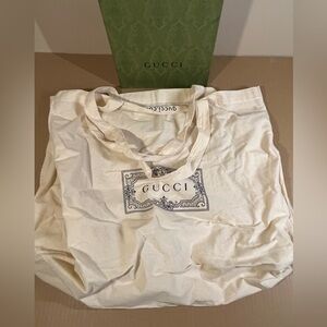 Gucci shopping bag and box